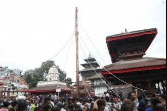 हनुमान ढोकामा इन्द्रजात्राको लिङ्गो ठड्याइयो